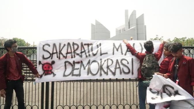 Demo Mahasiswa Bandung Suarakan 'Sakaratul Maut Demokrasi'